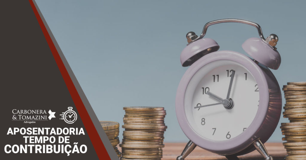 banner sobre a aposentadoria por tempo de contribuição com um relógio e algumas moedas empilhadas